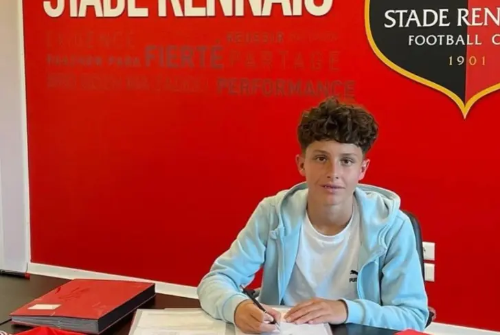 Maxime Paredes firmando su contrato con el Stade Rennes
