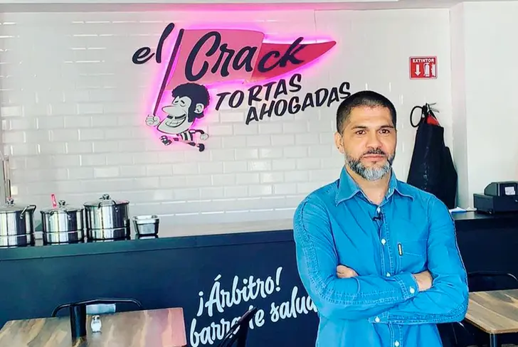 Reinaldo Navia en su local El Crack / FOTO INSTAGRAM