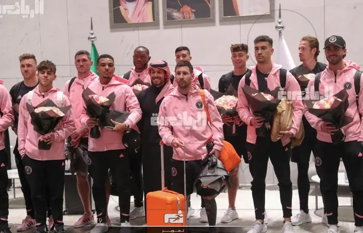 La delegación del Inter de Miami con flores