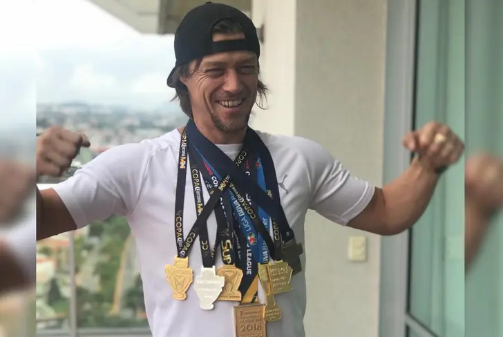 Matías Almeyda levantó 6 títulos en Chivas