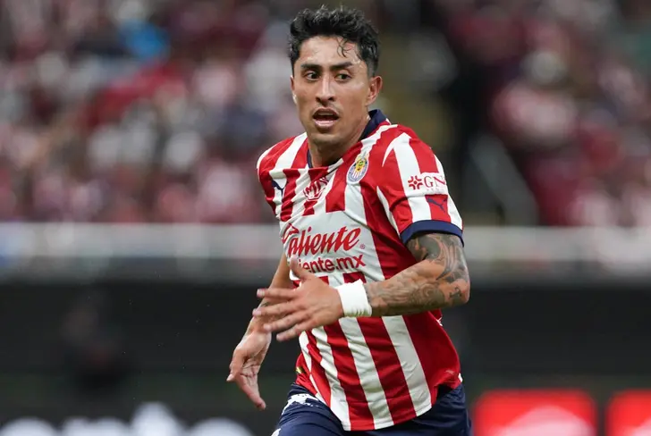 La baja de Omar Govea sería clave para el regreso de Romo en el XI titular