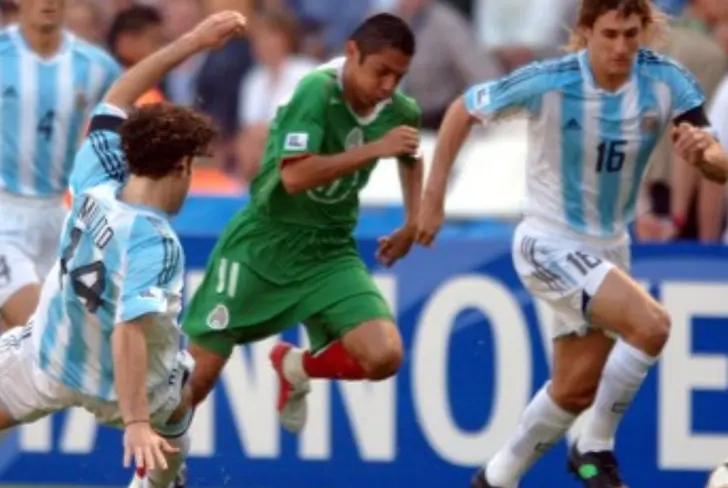 Gabriel Milito enfrentándose a Ramón Morales