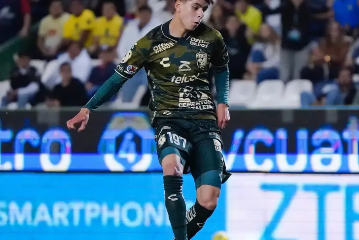 Un lateral moderno, Santos podría darle bastante a la máquina.