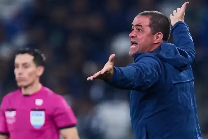 André Jardine reclamando por el arbitraje