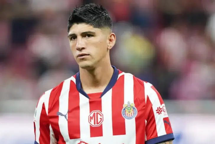 Alan Pulido vuelve a ser acusado de haberse ido de fiesta a horas del debut de Chivas en Liga MX