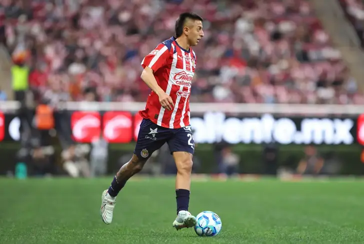 Roberto Alvarado sigue sin encontrar su mejor nivel en Chivas