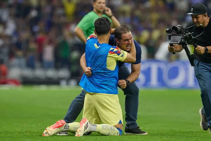 Celebración de André Jardine con Ramón Juárez en la banca del América