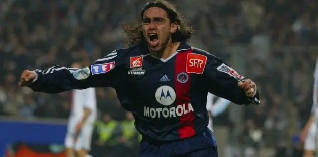 También tuvo paso por el Paris Saint Germain, donde salió campeón de la Copa de Francia.