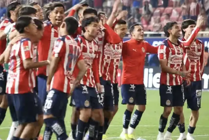 Hugo Camberos se unió a los festejos de la afición tras el Clásico Nacional / Foto: Omar Villa