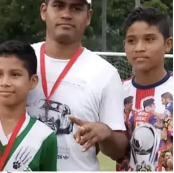 José Rodrígo Pachuca (izquierda) con el jersey de Chivas / Foto: Captura de Pantalla de X