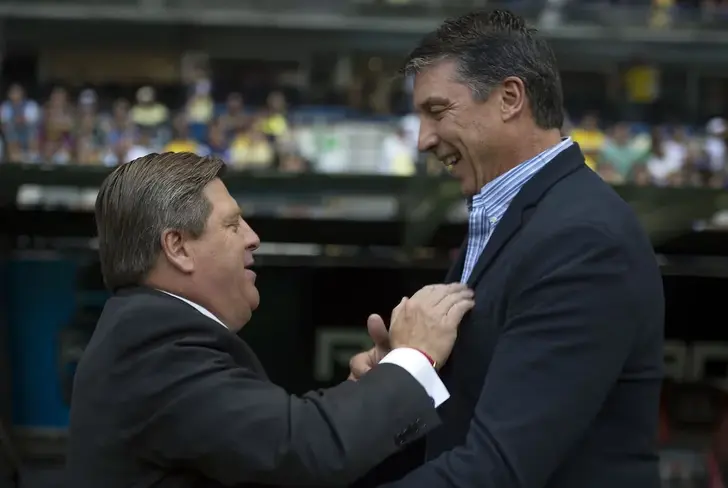 Miguel Herrera saludando a Robert Dante Siboldi