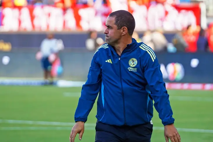 André Jardine dirigiendo en el Club América