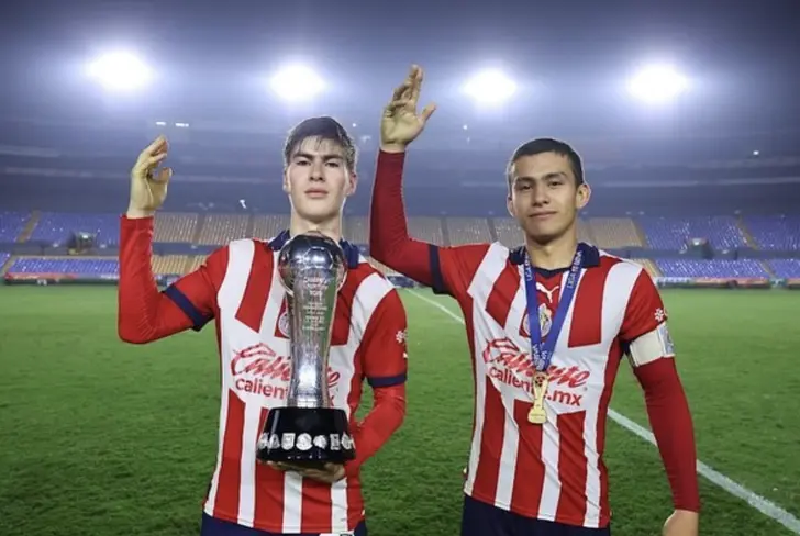 Matías Cendejas levantando el título Sub 23 al lado de Armando González