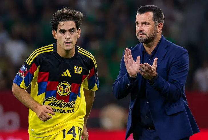 Simulación de André Jardine aplaudiendo al delantero americanista, Patricio Salas.