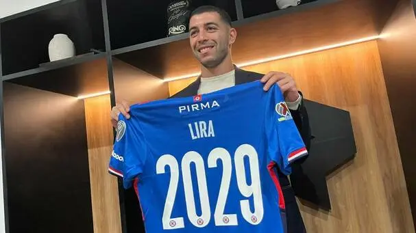 Erik Lira recientemente firmó una renovación con Cruz Azul