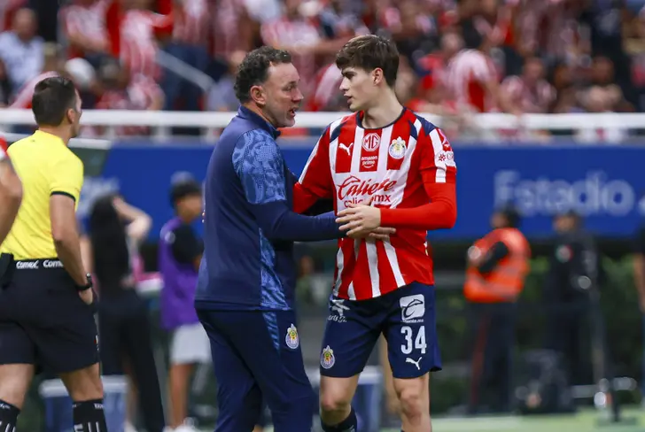 Armando González recibiendo indicaciones de Gabriel Milito en Chivas