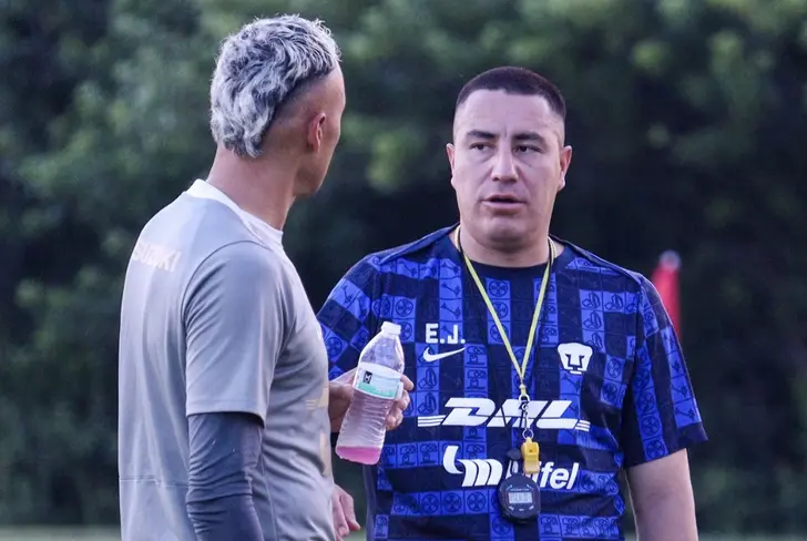 Efraín Juárez junto a Keylor Navas