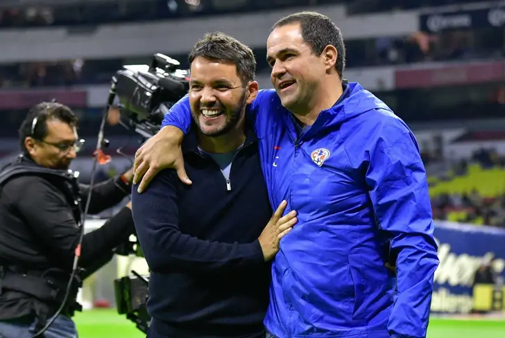  André Jardine saludando a Nicolás Larcamón
