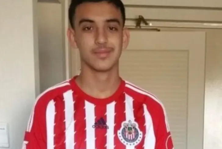Cruz Medina con el jersey de Chivas 