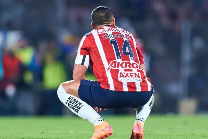 Javier Hernández recibió una dura sanción en Chivas