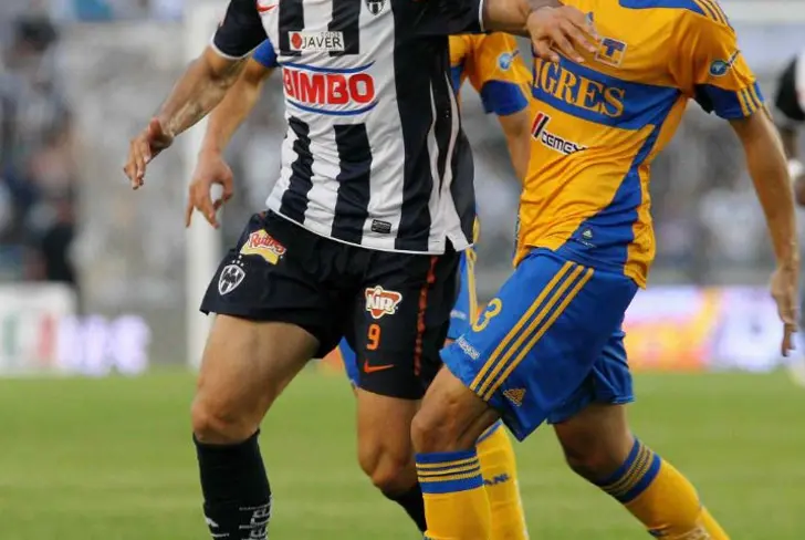 Aldo de Nigris y Juninho en un Clásico Regiomontano
