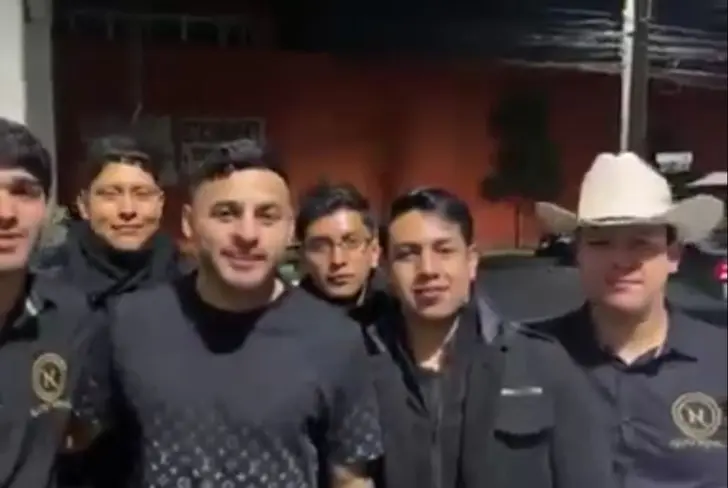 Alexis Vega promocionando al grupo musical.