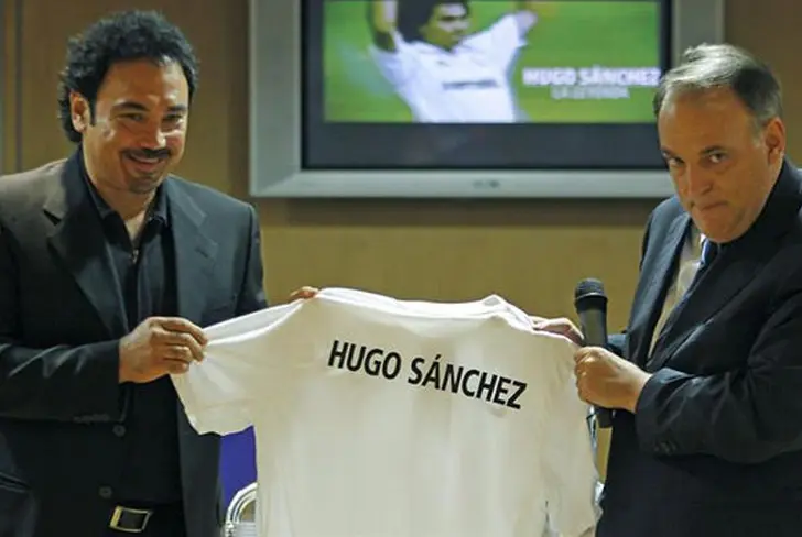 Hugo Sánchez cuenta con redes conexiones en el fútbol español 