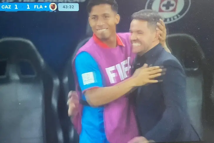 La imagen que demuestra que no hay problemas con Larcamón y que sigue teniendo cariño por la máquina.