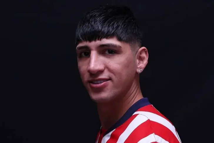 Alan Pulido en su presentación en Chivas 