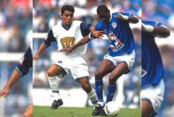 Agustín Delgado durante su etapa con Cruz Azul