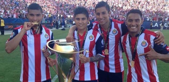 Chivas festejando la Supercopa MX