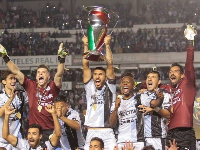 Querétaro festejando la Copa MX