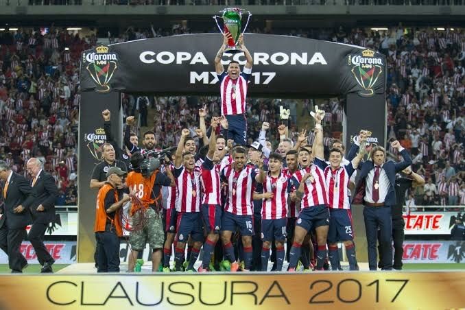 Chivas festejando la Copa MX