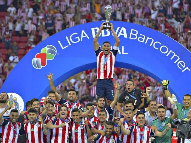 Chivas festejando el título de Liga MX