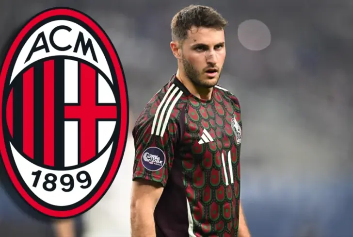 Santi Gimenez con la selección mexicana y figura de AC Milan