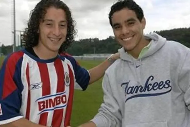 Andrés Guardado junto a Omar Bravo