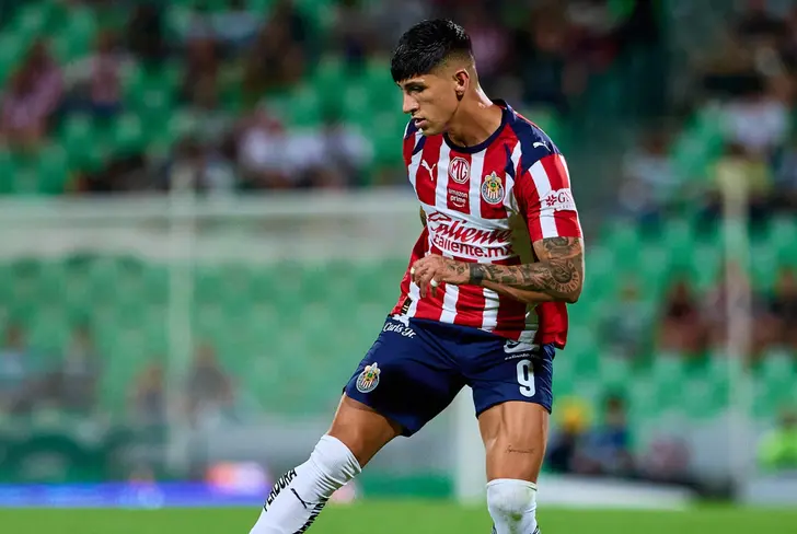 Alan Pulido es uno de los salarios más altos de Chivas