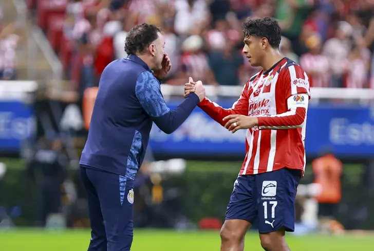Gabriel Milito y Luis Romo en plena plática táctica