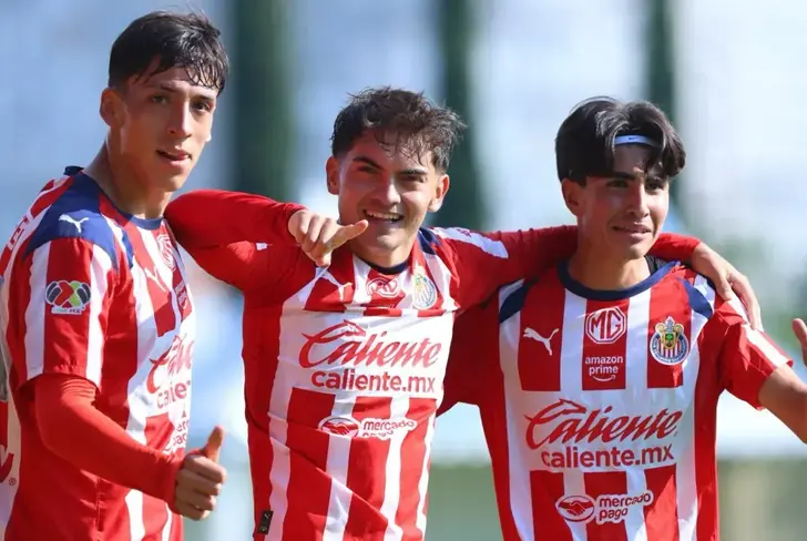 André Godínez (centro) es una de las apuestas de Chivas para su línea defensiva