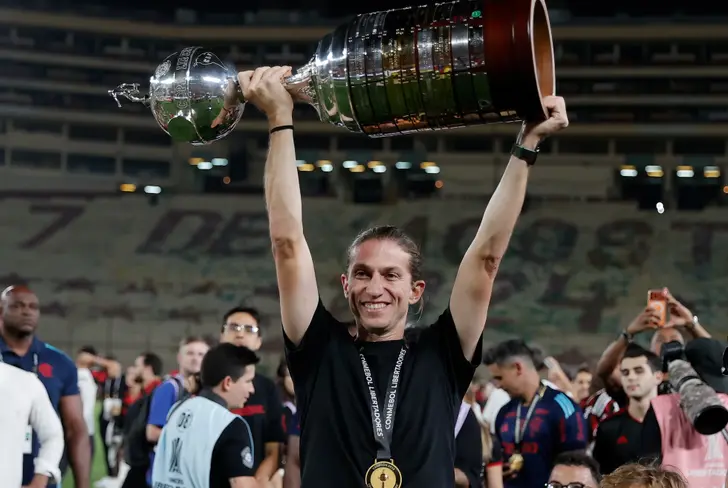 Flipe Luis levantando una Copa Libertadores con Flamengo / Foto: EFE
