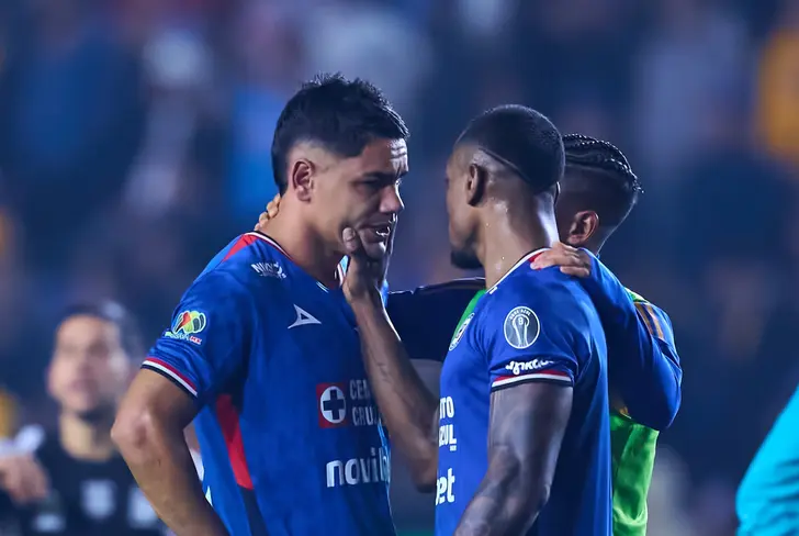 Uriel se acercó al 'Toro' luego de errar su penal en el partido de vuelta Cruz Azul vs Tigres.