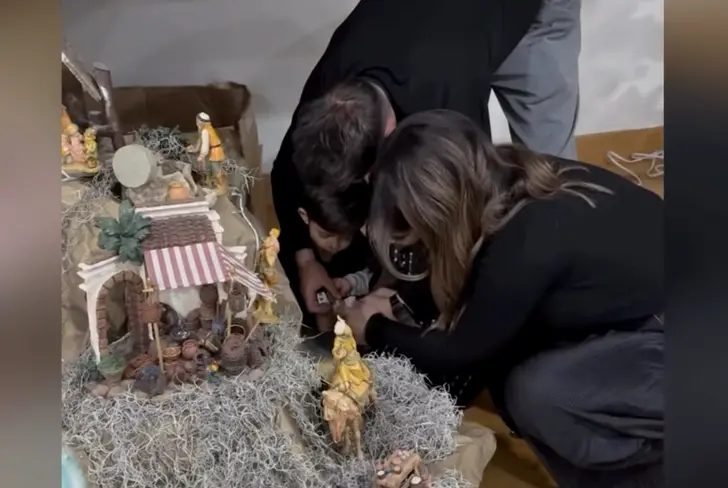 Isaác Brizuela arreglando el nacimiento al lado de sus hijos y esposa / Foto: Captura de pantalla de Instagram