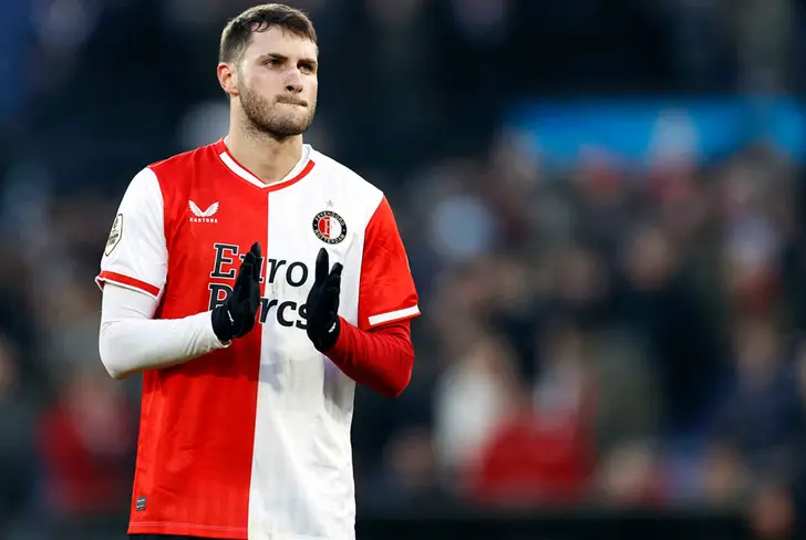 Santiago Giménez registró 65 goles y 12 asistencias en 104 partidos con el Feyenoord