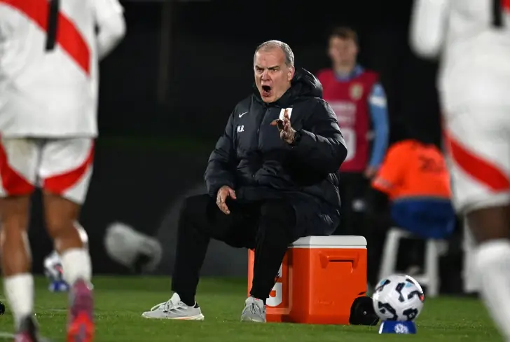 Marcelo Bielsa en su habitual pose durante un partido de la Selección de Uruguay/ Foto La Nación.