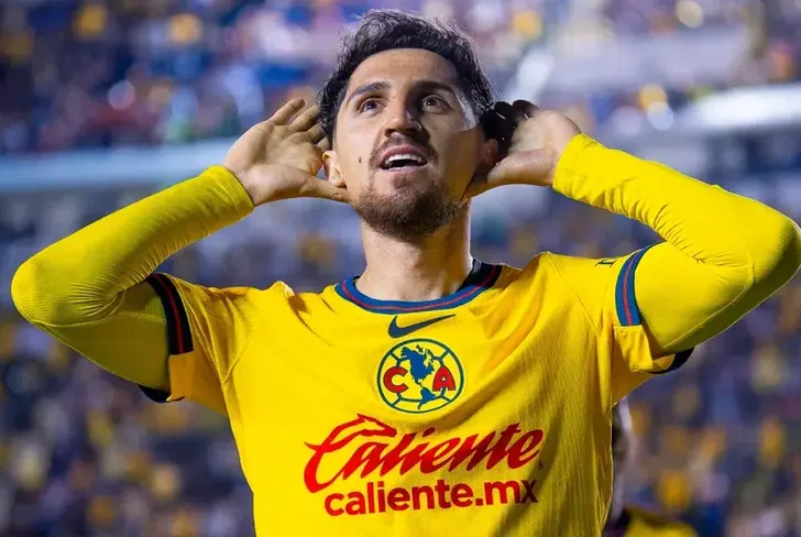 Diego Valdés festejando uno de sus goles con el América