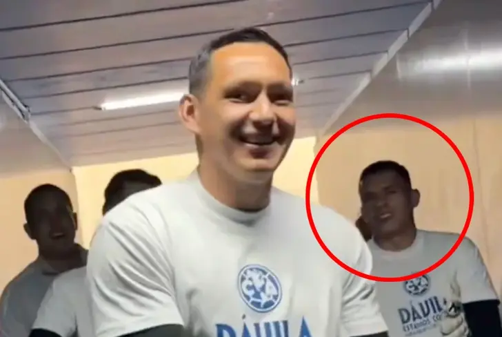 Rodolfo Cota saliendo el calentamiento mientras Malagón sonríe