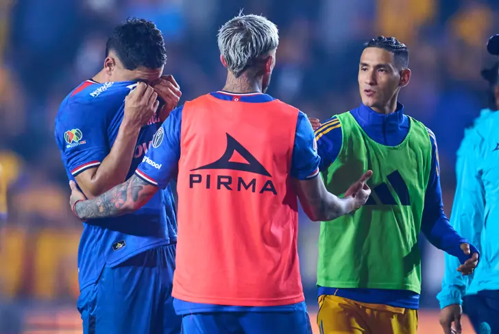 Después de un par de minutos consolándolo, se despidió de sus ex compañeros.