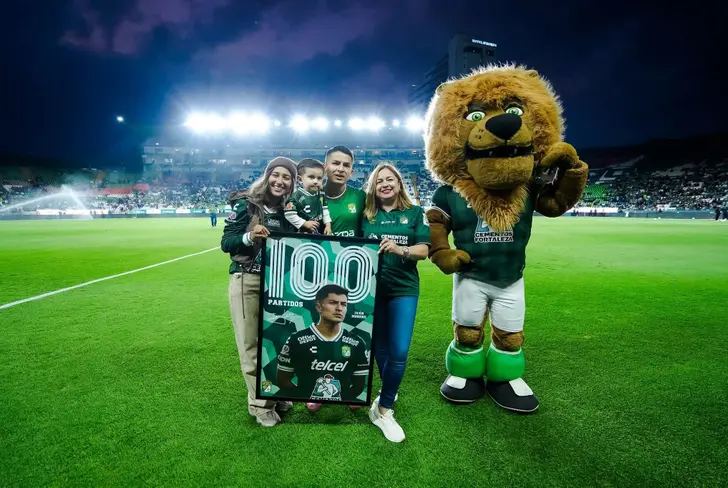 100 veces 'fiera', León le hizo un pequeño homenaje en compañía de su familia.