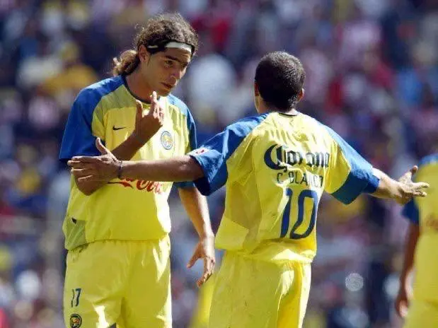 Sebastián Abreu, padre de Diego junto a Cuauhtémoc Blanco en su época como jugador americanista.