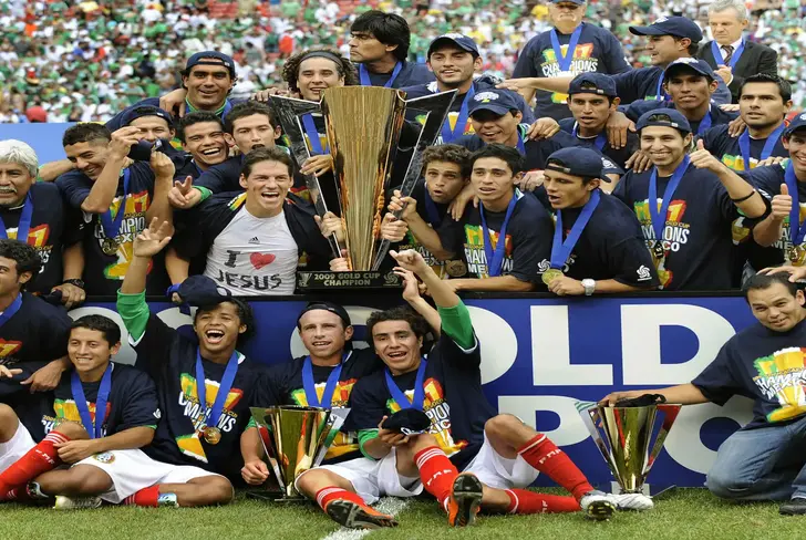 ¿Lo ves en la foto? Valenzuela fue parte del plantel campeón de Copa Oro.